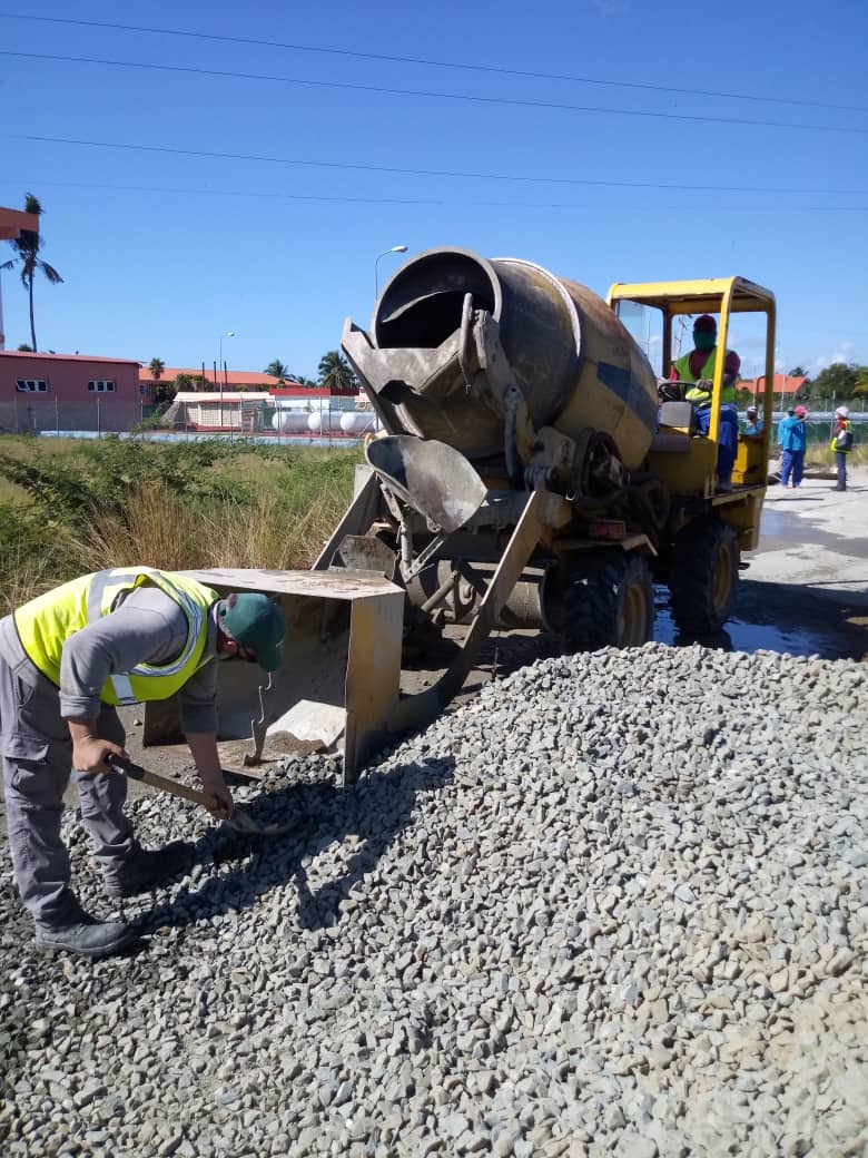 EmpresaCubatel's tweet photo. Continúa #CubatelSAenlaInformatización trabajando duro en la Perla del Sur, preparando y fundiendo losas de hormigón para tapas de registros soterrados telefónicos. #25AñosDeCubatelSA #CubaVive @MINCOMCuba @GEIC_DICE @JavierG78246455 @ManuelBandera11 https://t.co/FZSRU9twGK