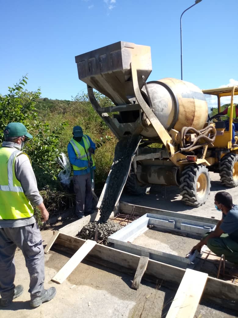 EmpresaCubatel's tweet photo. Continúa #CubatelSAenlaInformatización trabajando duro en la Perla del Sur, preparando y fundiendo losas de hormigón para tapas de registros soterrados telefónicos. #25AñosDeCubatelSA #CubaVive @MINCOMCuba @GEIC_DICE @JavierG78246455 @ManuelBandera11 https://t.co/FZSRU9twGK