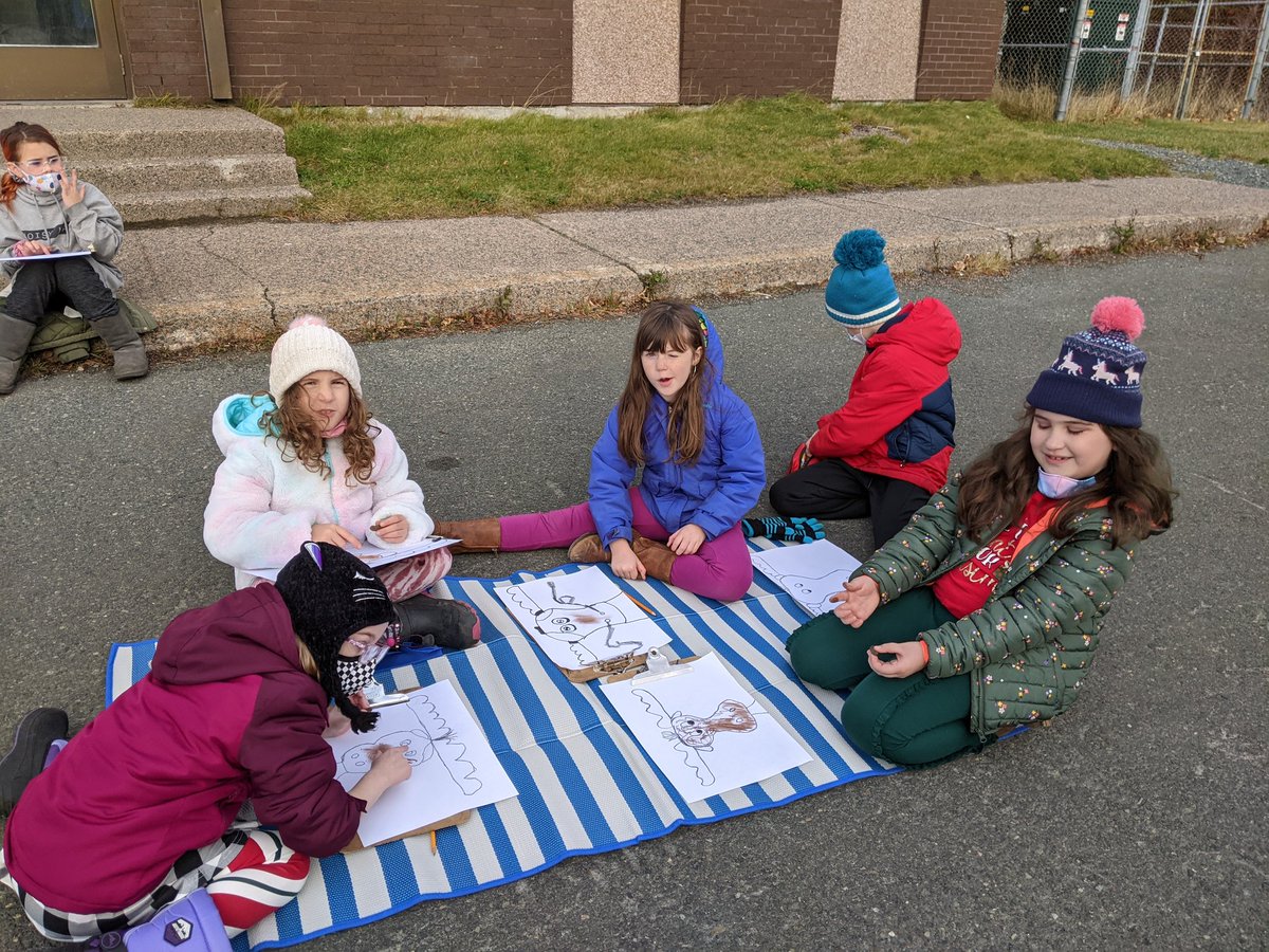 3FIStEdwards's tweet photo. Art outside! #mooseltoe @StEdwardsSchool https://t.co/go1U5Utinh