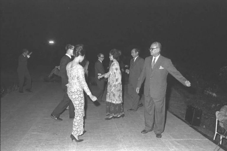 AHakimazizan's tweet photo. WAKIL RAKYAT PAS YANG DIPECAT KERANA BERJOGET DI PARLIMEN.

Sebut je parti PAS, tak lari dari entiti parti yang bertunjangkan agama Islam sebagai medan perjuangan. 

Rupanya, terselit satu kisah seorang wakil rakyat PAS ini dipecat dari parti kerana berjoget di parlimen. https://t.co/TcJ8tremiD