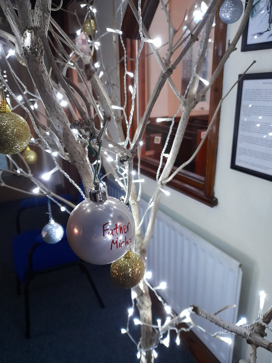 Poignant privilege to set up the Memory Tree at church again this year <a href="/WRBCHitchin/">Walsworth Road Baptist Church</a>. First decorations include colleague Fr Michael, knocked down by a car on a local street, and the inimitable Kerry (d 2008). #stillremembered 🙏 🌟 🤗 🌳 🤲 🕯 🙏  #whodoyouremember