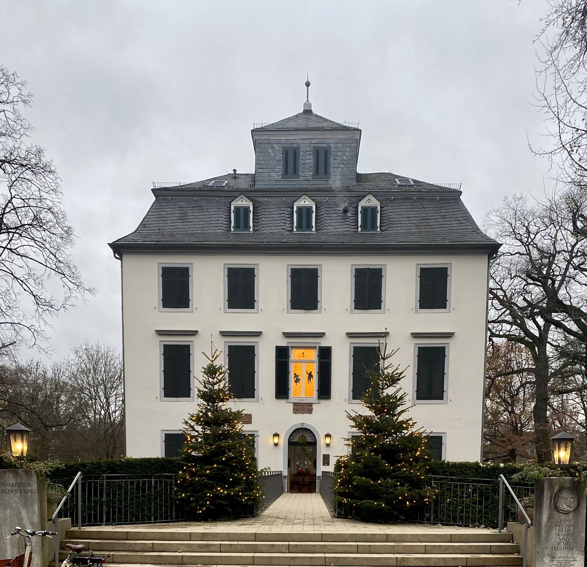 TromboneUnit's tweet photo. Yesterday’s last concert in 2021 for us - we, standing at the windows - the audience, standing in the park. Open air in December - respect to the listeners ✊!
As you can see there are no 8 windows on the same floor, so we played only in quartet setting.
#BürgerstiftungFrankfurt https://t.co/XGh4gJCYJX