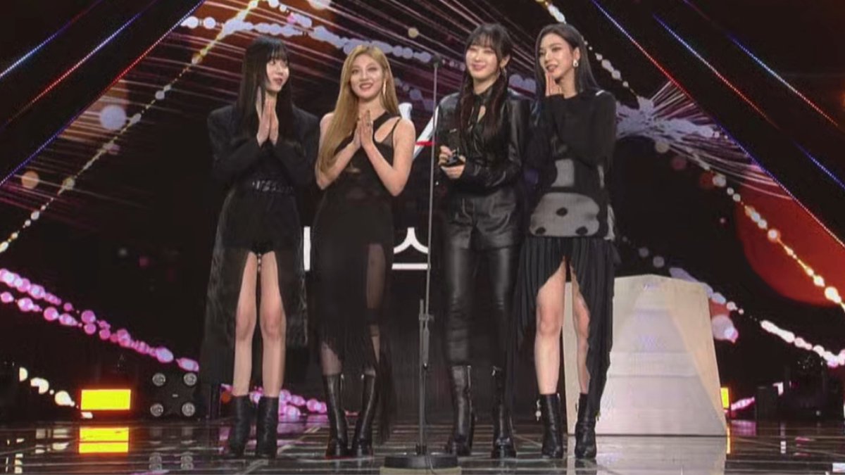 karinaisaGOD's tweet photo. 얘들아 에스파 신인상이랑 대상 동시에 받았다.. https://t.co/gAIhdsuMLk