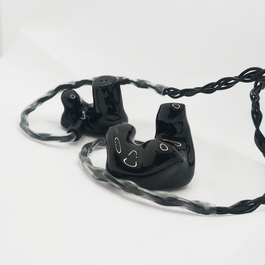 febosIEM's tweet photo. Hisenior #ciem for #musician #artist
✅black shell + Hybrid Black sparkle&Gear Punk faceplate
🔗https://t.co/THqUzO4YEy
.
.
#custominearmonitors #inearmonitors #ciems #iems https://t.co/Bea5hf9AZA