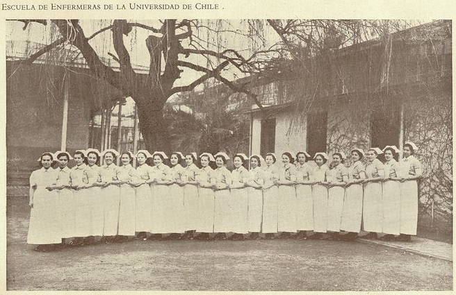 bibliomeduchile's tweet photo. En nuestro Rincón de la Nostalgia, esta vez tenemos una imagen capturada de la graduación de Escuela de Enfermeras, Universidad de Chile, 9 de julio 1938. https://t.co/0EERcC6Vfb