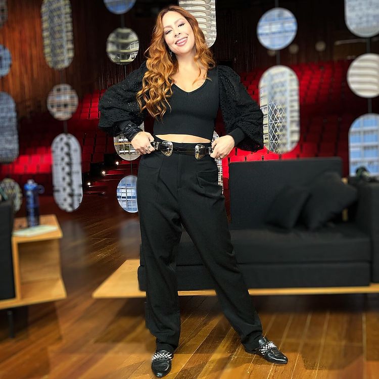 queenpitty__'s tweet photo. 📸 Look usado pela Pitty para apresentar o programa #SaiaJustaNoGNT de ontem. 🖤 01/12/2021
#looksdapitty https://t.co/EgxQCA2VZh