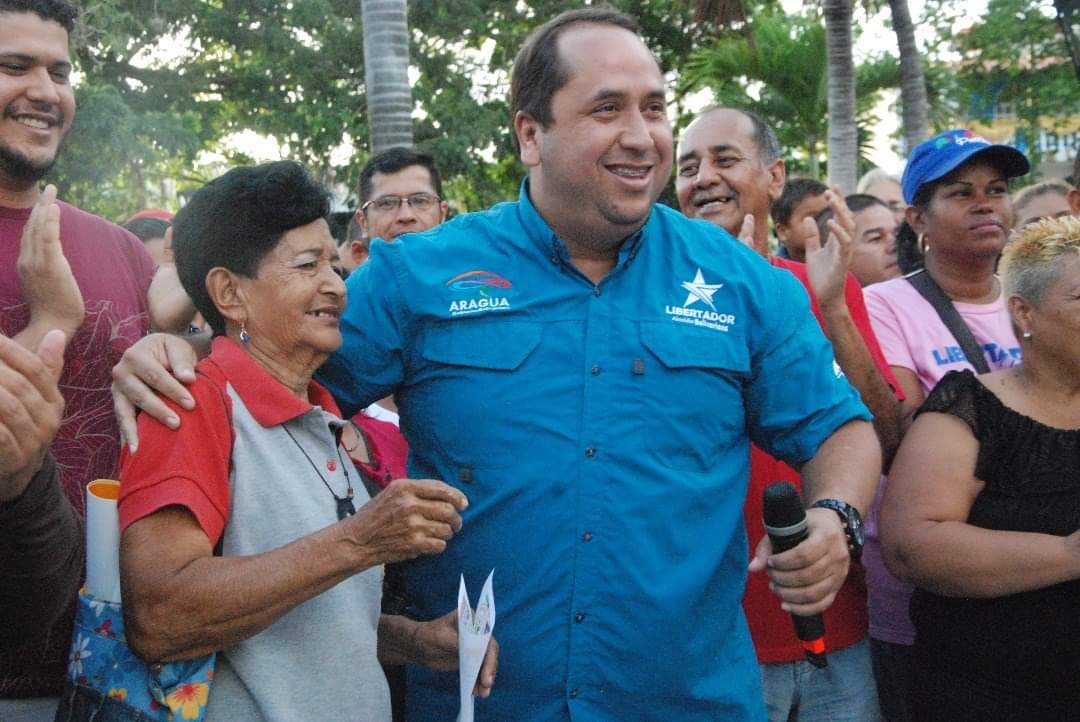 Tal día como hoy 2 de diciembre se escuchaba la Alegria,la buena música, la plaza Bolívar ya adornada era tanto sentimiento patrio que inspiraba <a href="/regulolacruz/">Regulo La Cruz</a> que aveses en el mirar de aquello colorido uno decía aquí está chavez.<a href="/NicolasMaduro/">Nicolás Maduro</a> <a href="/dcabellor/">Diosdado Cabello R</a> <a href="/jorgerpsuv/">Jorge Rodríguez</a>  <a href="/karen84M/">karen</a>