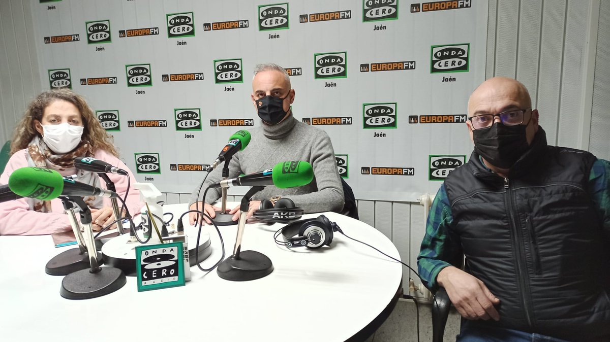 Ya estamos #EnDirecto hablando de la economía en <a href="/BrujulaOndaCero/">La Brújula</a> en esta ocasión abordando la campaña de #Navidad  con Francisco Marín de <a href="/muy_jaen/">Muy Jaén</a> y Manuel Lechuga de  los comerciantes del Gran Eje bit.ly/3Da1WN2