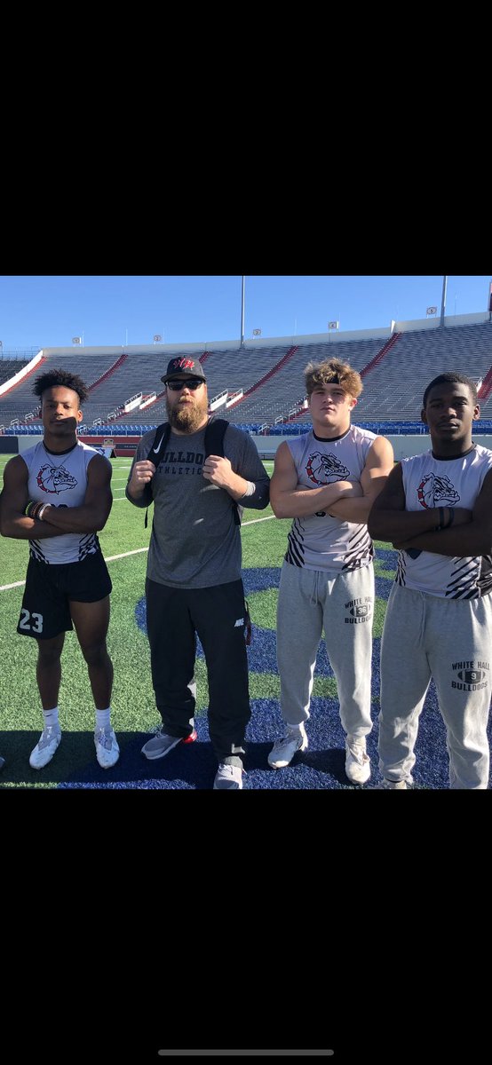 Coach_Johnson28's tweet image. One last ride with my 3 killas at LB let’s go finish this we been grinding since y’all soph year! #HeadHunters