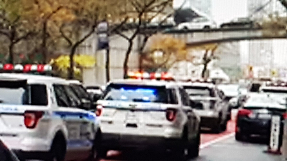 liscreagh's tweet photo. Armed man outside UN HQ in New York, Police have whole area in lockdown. #NewYork #UN #GunRelated #SuicideThreat https://t.co/UOYRokh2ih