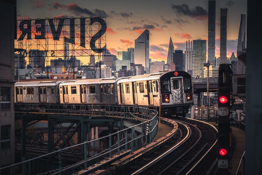 MTA's tweet photo. An iconic subway sunset 🌇

📸: jorisphotog (IG) https://t.co/UZBuWaRSKJ