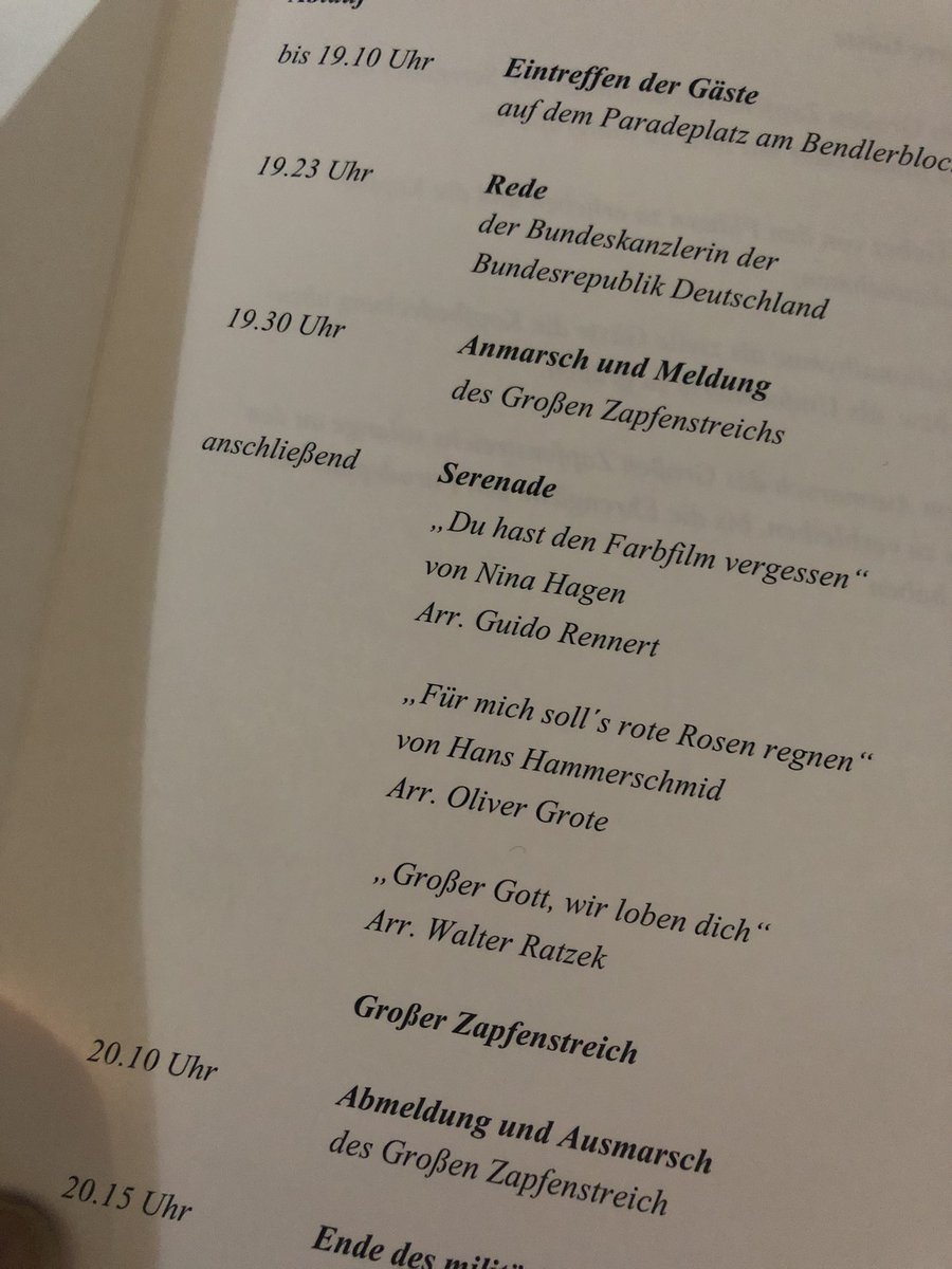 "Vertrauen ist das Wichtigste in der Politik." So eröffnet Angela Merkel ihren Abschied beim Großen Zapfenstreich zu ihren Ehren. Danke für 16 gute Jahre für Deutschland 🇩🇪 und Europa🇪🇺Danke auch persönlich für alle Unterstützung und allen Rat in so vielen Jahren.