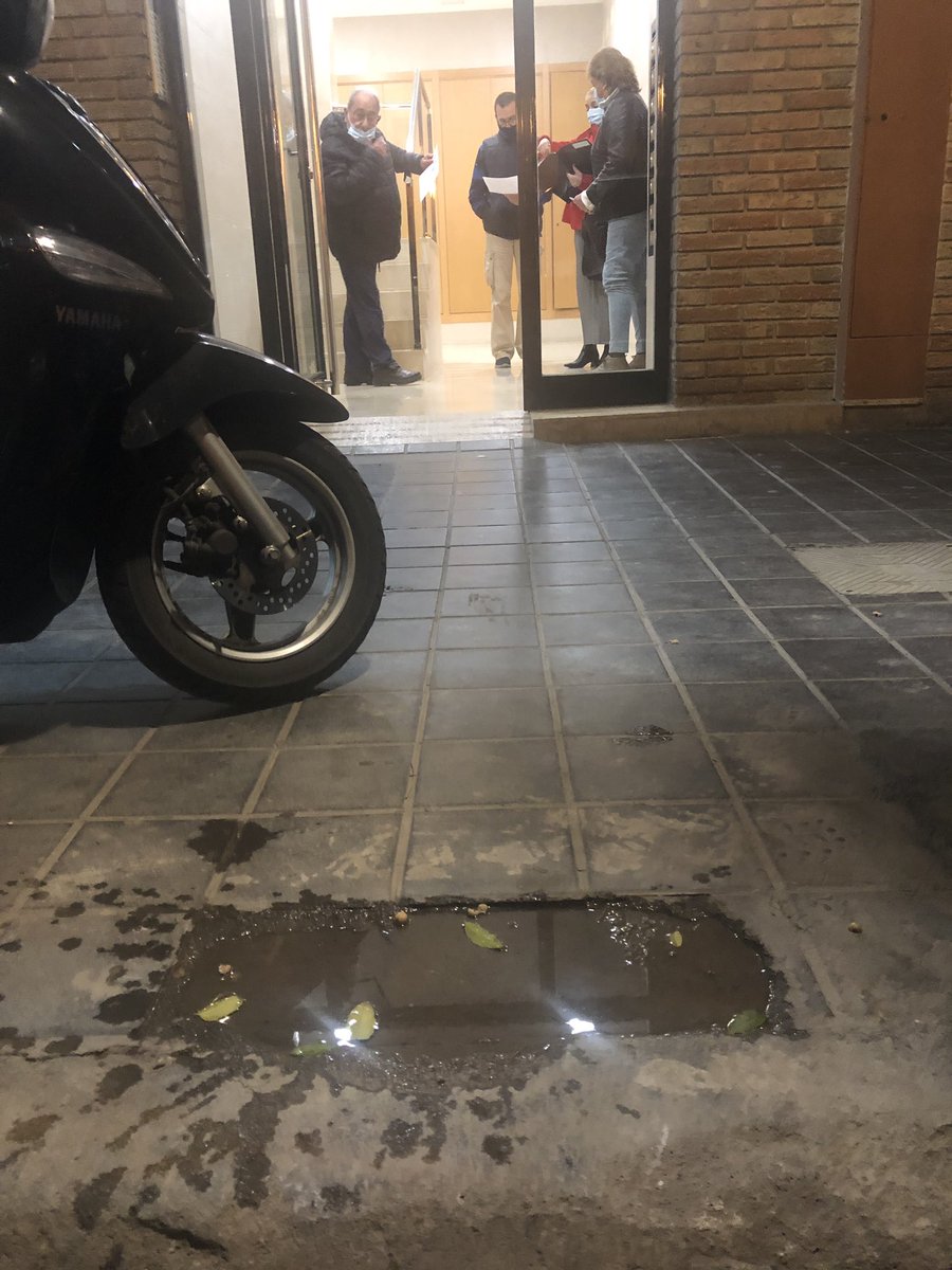 XimoCanales's tweet photo. @AjuntamentVLC buenas tardes en el portal del número 15 carrera Fuente San Luis 46006 desde que se puso la farola faltan 3 adoquines y los vecinos se tropiezan al entrar y cuando llueve lo usan las plomas par beber, les rogaríamos lo solucionarán los antes posible Gracias https://t.co/vSjmkJ5SZh