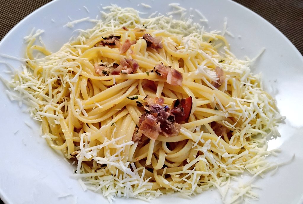 BakingCooking's tweet image. Speedy and #delicious dinner = spaghetti carbonara 👩🏻‍🍳🍝🥓🧀😋 #Foodie #food #homemade #homecooking #cooking #yummy #dinner #dinnertime #pasta #spaghetti #bacon #carbonara #treatyourself