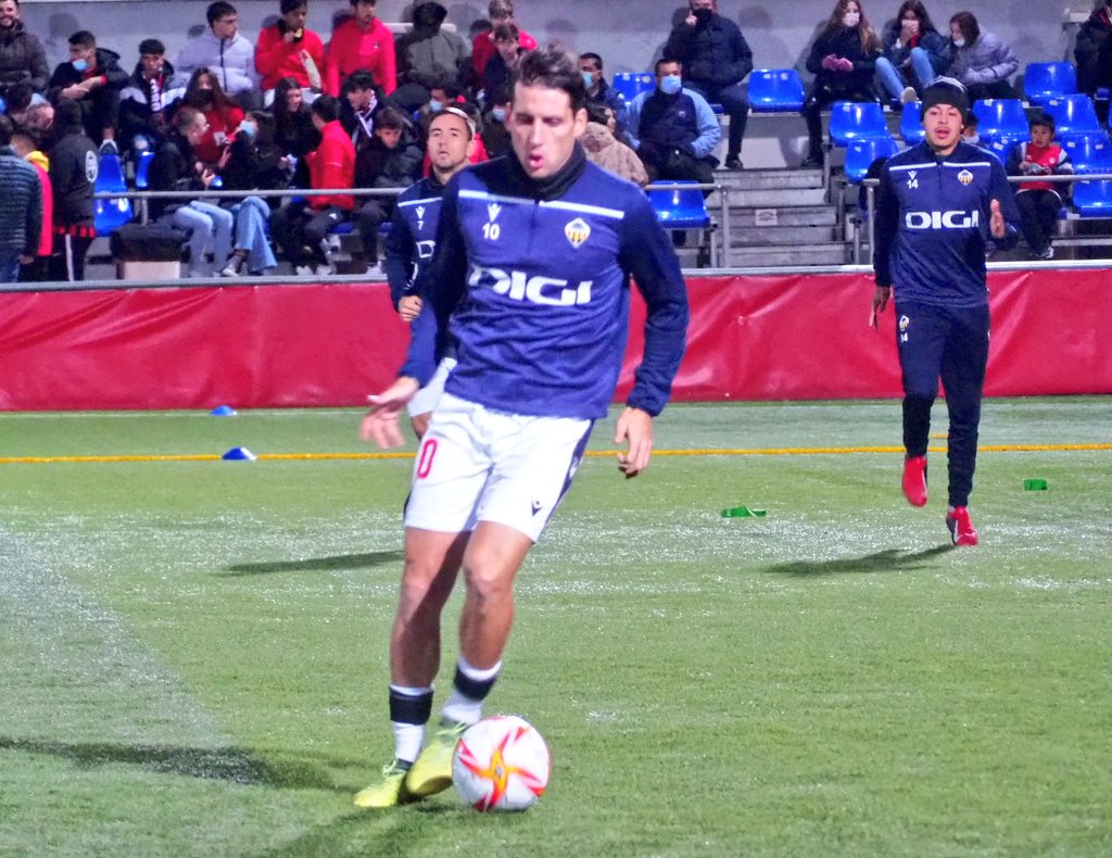 CDCastellon's tweet photo. 🏃♂️ Calientan ya los nuestros sobre el césped artificial del campo del @pulpileatletico. ¡Vamos, albinegros! 🏁🔥
¡En menos de 3️⃣0️⃣ minutos arranca la #CopaDelRey para el @cdcastellon!
#LaCopaMola
#PPPO👂 https://t.co/uvPsytF58b