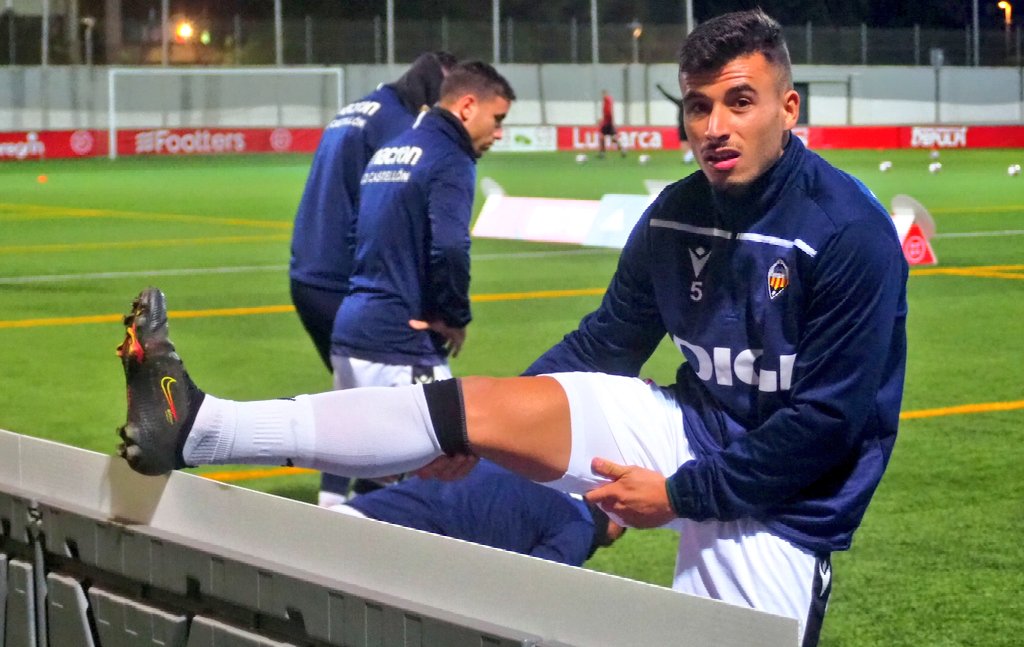 CDCastellon's tweet photo. 🏃♂️ Calientan ya los nuestros sobre el césped artificial del campo del @pulpileatletico. ¡Vamos, albinegros! 🏁🔥
¡En menos de 3️⃣0️⃣ minutos arranca la #CopaDelRey para el @cdcastellon!
#LaCopaMola
#PPPO👂 https://t.co/uvPsytF58b