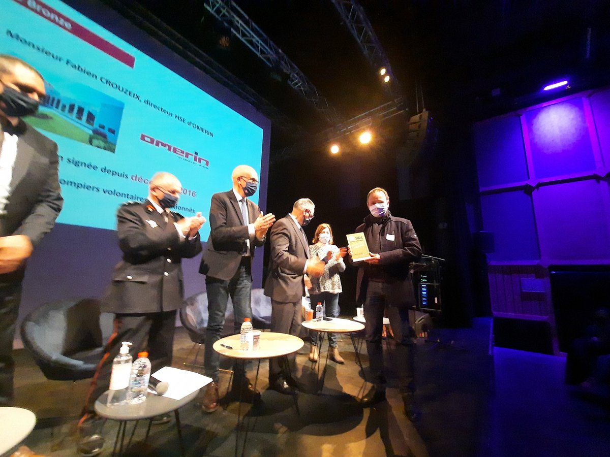 SDIS_63's tweet photo. Remise des labels et témoignages des employeurs selon leur ancienneté. 
1059 sapeurs-#pompiers bénéficient d'une convention pour se former ou retard à l'embauche qui contribue au maintien des secours https://t.co/o2eK9YZTJP