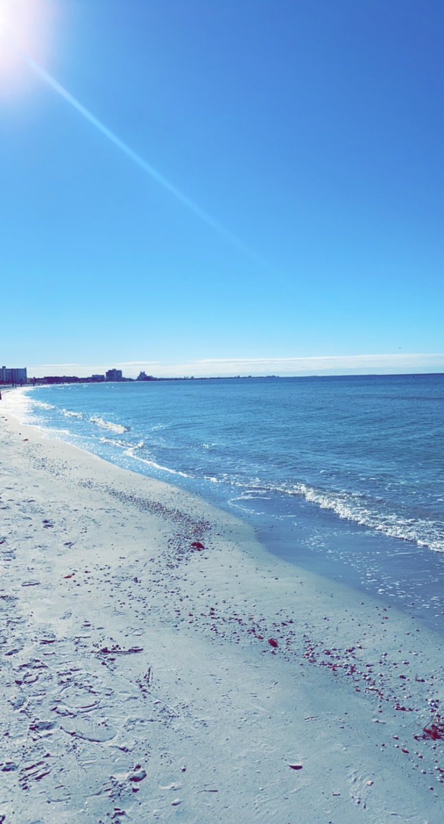 WhiteSoxJoy's tweet photo. During my walk on the beach I saw this young woman who seemed to be feeling self conscious about her bathing suit. I looked at her and said “you look cute in that suit”. With a tear in her eye she said “thank you, you just made my day”. Which made MY day. #BeKind #buildupwomen https://t.co/0in06YIZnK