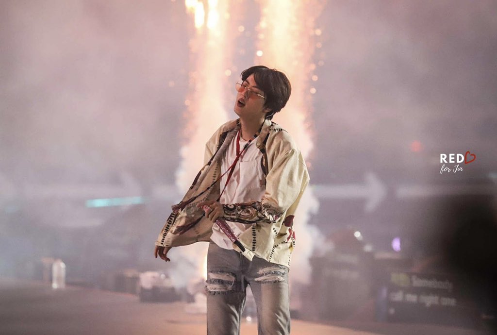 redforjin's tweet photo. [HQ] 211201 - PTD in LA

__

#JIN #진 #seokjin #방탄소년단 #BTS #석진 #worldwidehandsome https://t.co/SzvomrsFiY