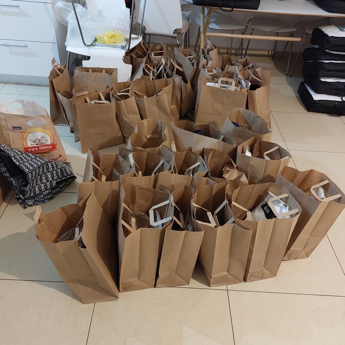 ShohatAlon's tweet photo. לגיל הזהב באזור רחובות,נס ציונה ויבנה 

חילקנו 120 חבילות חנוכה המכילות ציוד שיחמם את יקירנו בימי החורף, באזור רחובות, נס ציונה ויבנה 💪 

שמכת פוך
שמכת פליז
בקבוק חם
סופגניות
וברכה

נ.ב 
לצוות שמכין באהבה רבה את החבילות,התרומות והובלה מגיע לכולם תודה ענקית מקרב  ♥️ https://t.co/hmBN4ZjrxH