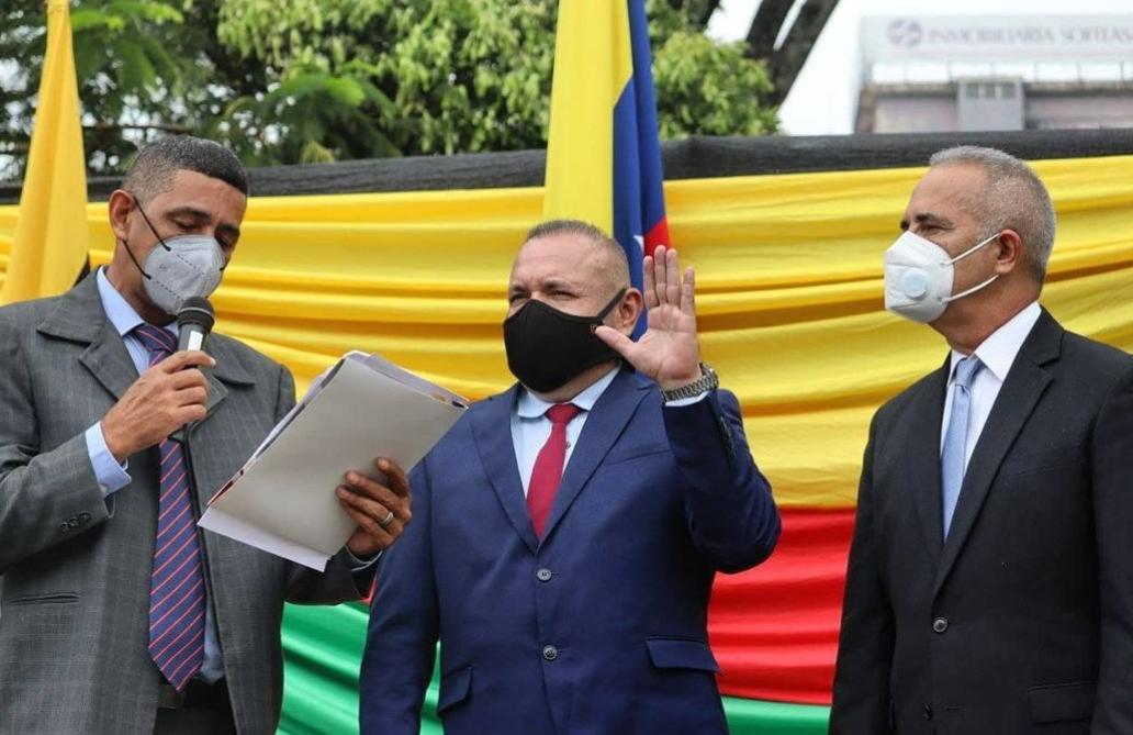 #SanCristóbal 📸 | Desde la Plaza Bolívar, capital del estado #Táchira, el Concejo Municipal, juramentó al nuevo Alcalde Bolivariano de los sancritobaleses <a href="/Silfredo_SC/">Silfredo Zambrano</a>, en compañía del #Gobernador <a href="/FreddyBernal/">Freddy Bernal</a>.

<a href="/BermudezJoseA/">Bermúdez José</a> <a href="/arguelloyepfri/">Yepfri Arguello</a>
<a href="/MartaGalloVzla/">Marta Gallo</a>