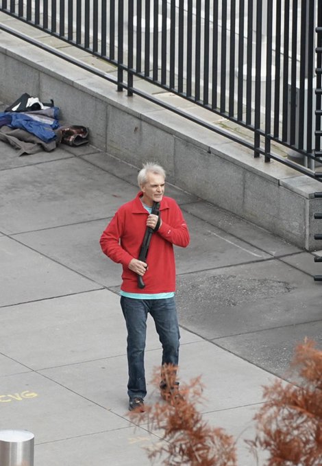 12BreakingNews's tweet photo. BREAKING: Radical white guy pacing around with a shotgun in front of UN building in NYC. https://t.co/sTToTAVwez