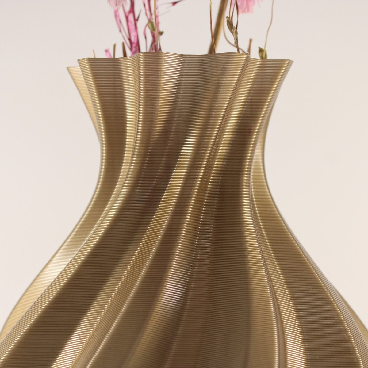 FILO_ALFA's tweet photo. Check out the amazing vase design by @slimprintnl in @filo_alfa bronze PLA
With layers of 0.4mm this would take 8-9 hours, but with 0.6mm and 1mm nozzle, 5 hours and 12 minutes.
#3dprint #vase #texture #vases #vasemode #spiral #3ddesign #filament #homedecor #slimprint #filoalfa https://t.co/QvrBV0ZU16