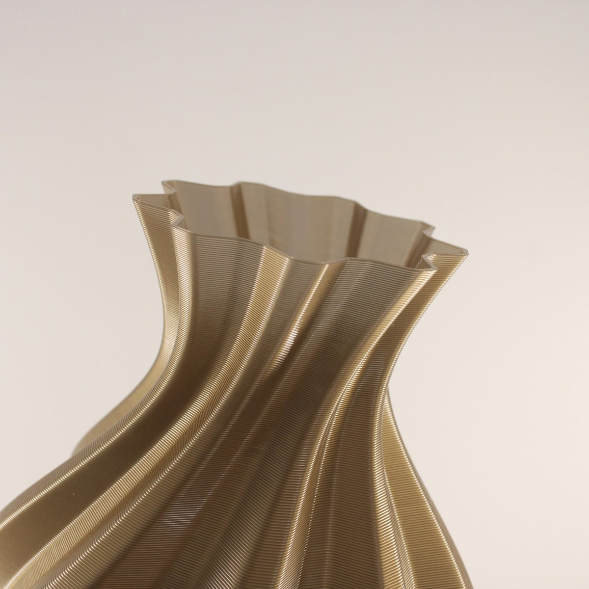 FILO_ALFA's tweet photo. Check out the amazing vase design by @slimprintnl in @filo_alfa bronze PLA
With layers of 0.4mm this would take 8-9 hours, but with 0.6mm and 1mm nozzle, 5 hours and 12 minutes.
#3dprint #vase #texture #vases #vasemode #spiral #3ddesign #filament #homedecor #slimprint #filoalfa https://t.co/QvrBV0ZU16