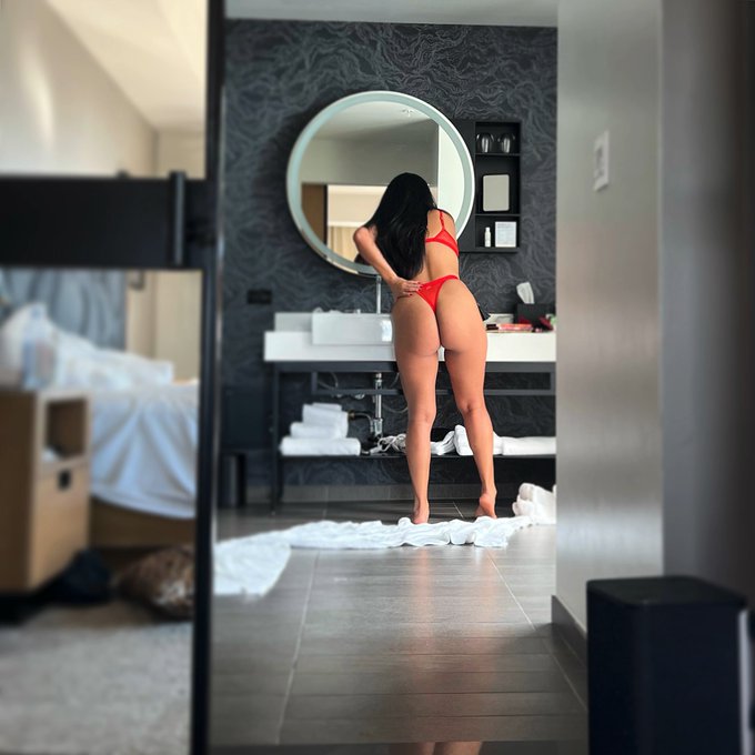 Would you help Kelly get ready? https://t.co/hTVpFdX73k<a href="/tag/bootyful"class="tags"><span>#bootyful</span></a><a href="/tag/bigbootyqueen"class="tags"><span>#bigbootyqueen</span></a><a href="/tag/bootycheeks"class="tags"><span>#bootycheeks</span></a>