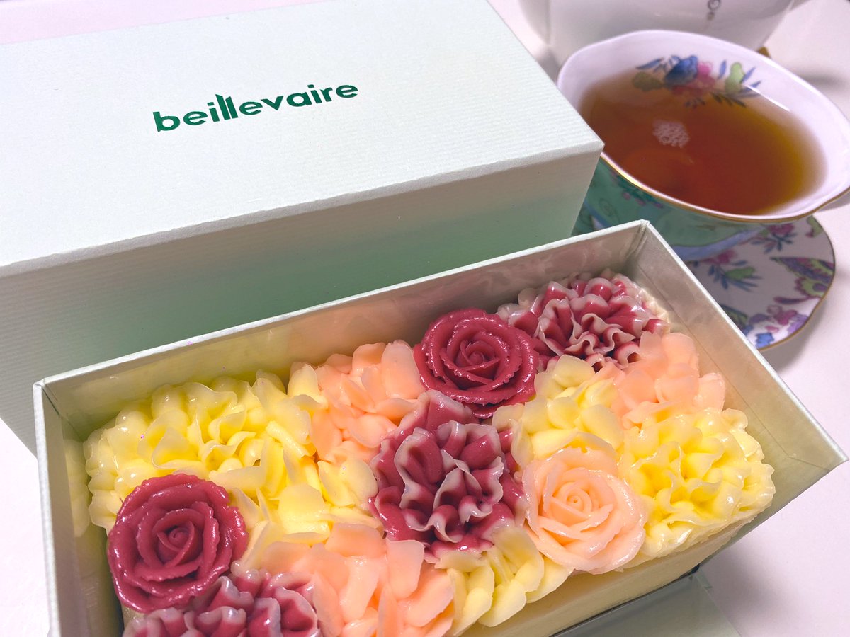 SHIMAmeru's tweet photo. 誕生日プレゼント🎂
毎年お花をくれる方なんですが、
今年は花束ケーキでした🌹
お花が滑らかでスポンジとの相性抜群

#beillevaire https://t.co/sZPBRSLcr7