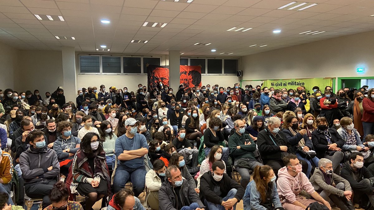 PhilippePoutou's tweet photo. Une salle comble (et même un peu plus, désolé pour celles et ceux qui n’ont pas pu rentrer) ce soir à #Rennes pour le meeting de campagne présidentielle. Ça fait plaisir, ça donne la pêche, on va continuer, radicaux et décomplexés, et on lâchera rien ! 
#Poutou 
#Poutou2022 https://t.co/zgDeCMCD8V
