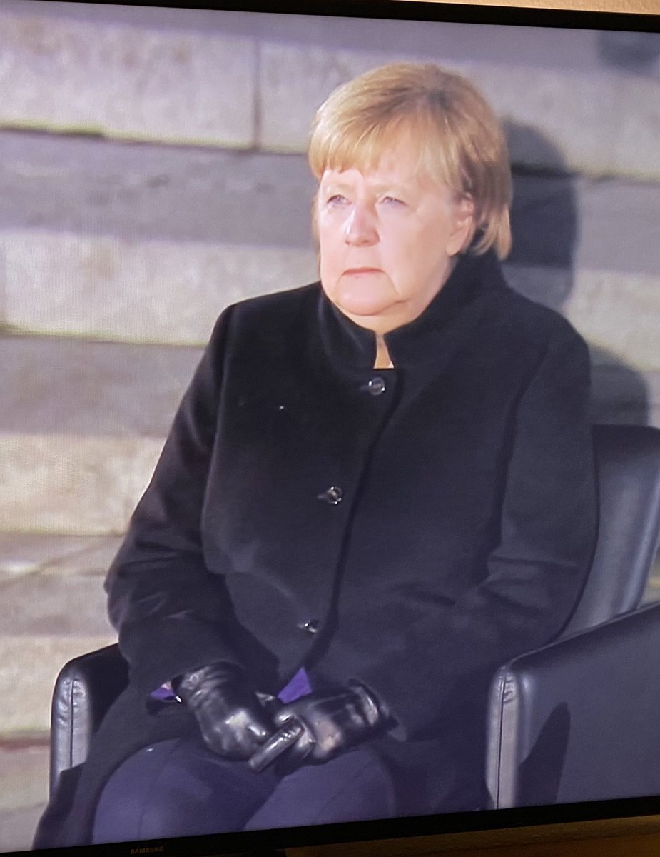 elhadji_kleckso's tweet photo. Angela #Merkel mit einer letzten großen Geste an ihr Volk. #Zapfenstreich https://t.co/oP7k1F912S