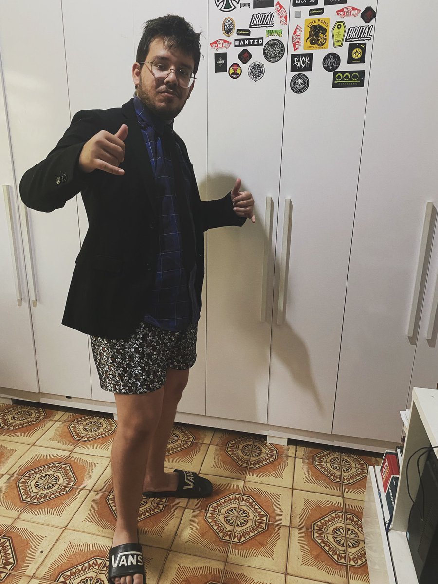adiosheytor's tweet photo. hoje fui aprovado no TCC usando estando esta roupa 

Eh o #TCCstyle https://t.co/Zmz51Q7mKm
