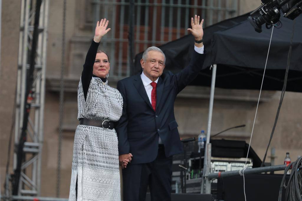 Marianomb's tweet photo. La gente gritaba y coreaba #PresidentePresidente
#NoEstasSolo
#EsUnHonorEstarConObrador
Y en este momento donde se toma de la mano de Beatriz, la gente gritaba #QueBonitaPareja
#NoEstanSolos https://t.co/sbehVhFmWU