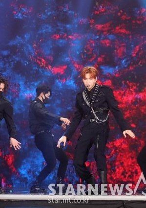 nielnity's tweet photo. 드라마 제복                    무대 제복 https://t.co/oj680B3SWc