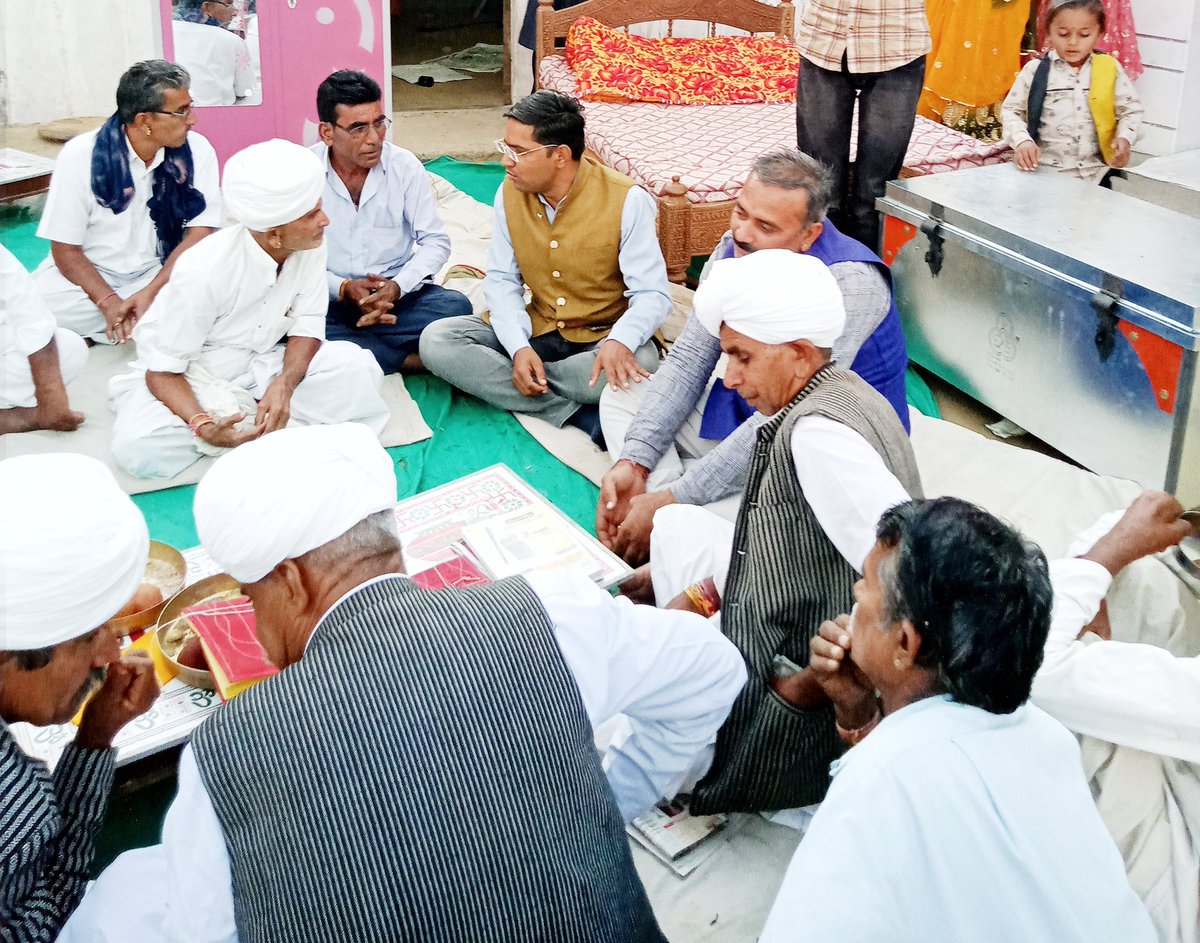 NarpatRajBarmer's tweet photo. नोखड़ा / अणखिया गुड़ामालानी
हरखाराम नागेल व भंवरलाल थोरी के बहनो के मुकलावे की सभा में, पहलादराम जी भाम्भू के सुपुत्र जीयाराम के शादी की रैवाण में भाग लिया एवं दाम्पत्य जीवन की शुभकामनाएं प्रेषित की। #Nokhra #Anakhiya #Gudamalani https://t.co/5A0W9ebzRN