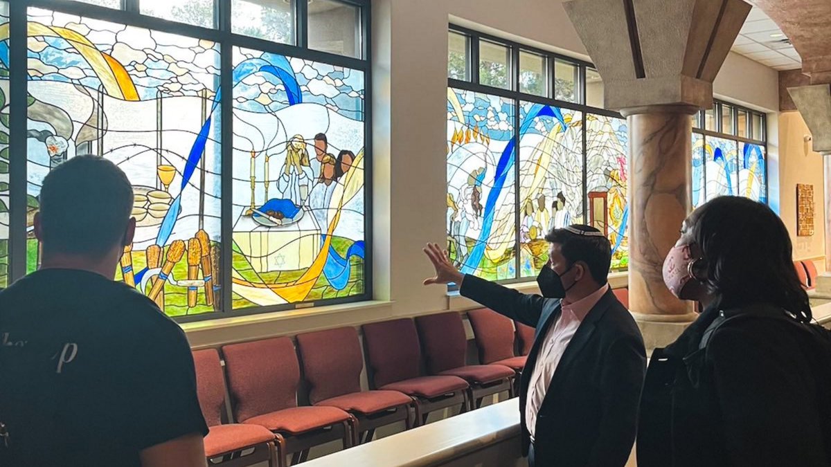 philosproject's tweet photo. Day 4 of #ShineALight 

Philos visited Rabbi Larry Sernovitz at Temple Kol Emeth and joined in Atlanta’s 2021 Solidarity Community Chanukah with our GA Jewish partners. 

Sign the #WeResolve pledge to stand against antisemitism ⬇️

https://t.co/Llj7jIo0Jy https://t.co/AiAfXTMGUv
