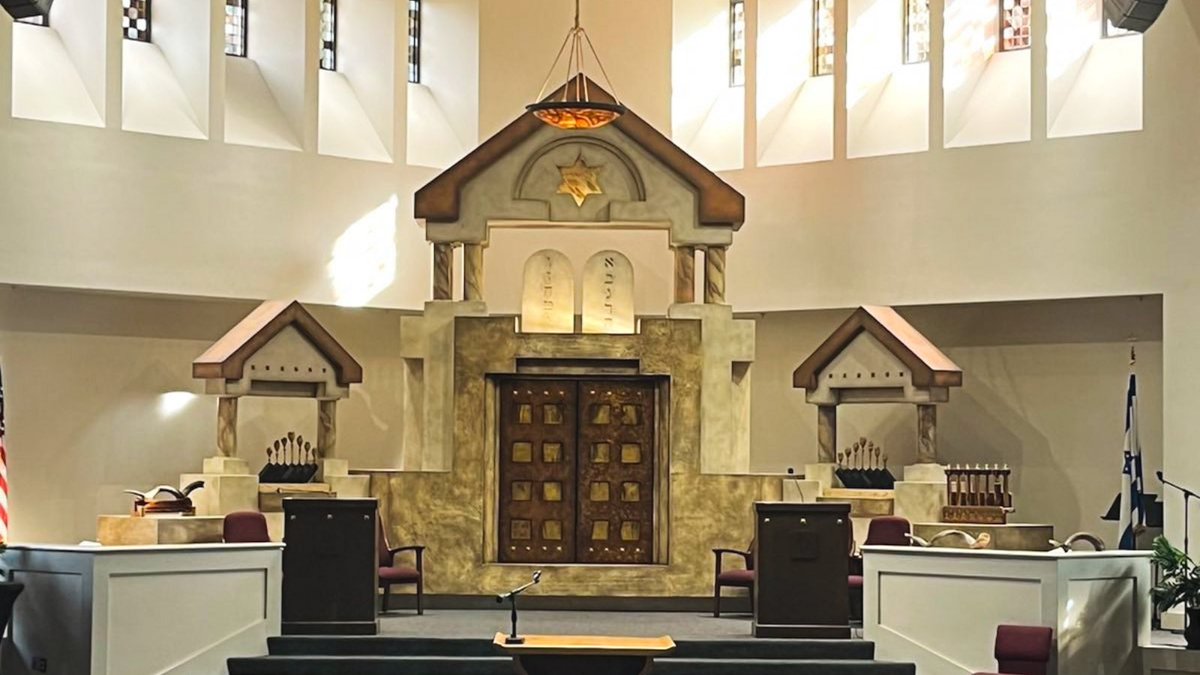 philosproject's tweet photo. Day 4 of #ShineALight 

Philos visited Rabbi Larry Sernovitz at Temple Kol Emeth and joined in Atlanta’s 2021 Solidarity Community Chanukah with our GA Jewish partners. 

Sign the #WeResolve pledge to stand against antisemitism ⬇️

https://t.co/Llj7jIo0Jy https://t.co/AiAfXTMGUv