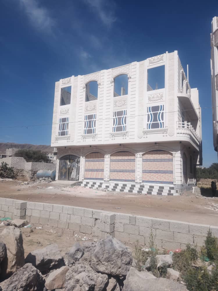 عماره للبيع دورين حجر ابيض في جوله 
المنعي.عمل ممتاز درجه اولئ

3 لبن الاربع حررررر معمد 
ع شارع 12 ومدخل 3واجهه فخمه

الدور الاول 3 فتحات تجاربه
وكراج سياره وخزان ارضي
وشقه بالخلف ومن الدور الثاني
شقه في كل دور من 4 غرف
وحمامين ومطبخ وصاله وبلكونه 

المكان بعد النايب العام