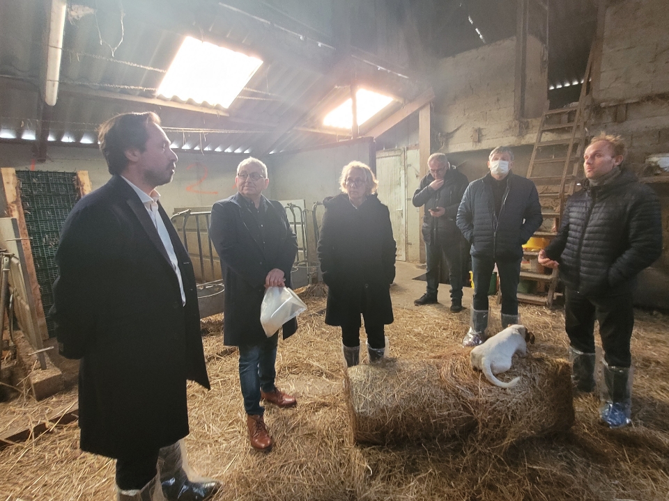 GBessonMoreau's tweet photo. Heureux d’être aujourd’hui dans le Finistère et de me rendre sur des exploitations agricoles. La mise en oeuvre de la loi sur la protection de la rémunération des agriculteurs passe par des déplacements sur le terrain! 🧑‍🌾👩‍🌾🐮🚜 #PPLBessonMoreau @GrazieMelchior https://t.co/zLCvjMCqU1
