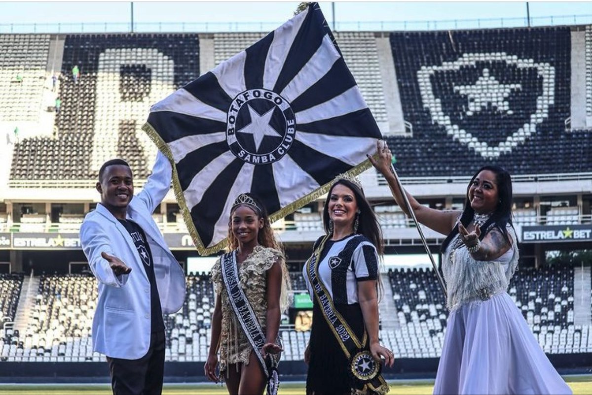 Botafogo's tweet photo. Dia de parabenizar também quem leva a Estrela Solitária para o carnaval. Viva a @BotafogoSamba!⭐️🎵 Salve o samba! #DiaNacionalDoSamba 

📸 Emerson Pereira https://t.co/NPwqVxUNKe