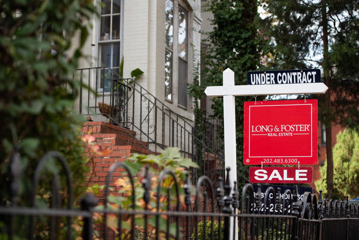govelaw's tweet photo. Housing Inventory Plunges To A Record Low In November. Sustained demand pushed the median home price to another record high, and a third of homes sold in one week or less. https://t.co/UdkMOACPeY #realestate #realestatemarket https://t.co/sAWTNbSFKF