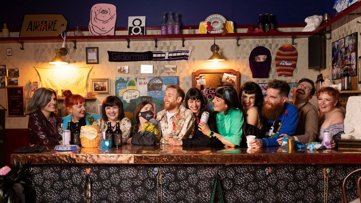 ZDFlondon's tweet image. Das #ArrayCollective aus #Belfast hat den renommierten #TurnerPrize für „The Druithaib’s Ball“ gewonnen. Die Nachbildung einer traditionellen irischen Shebeen (illegale Kneipe) ist voller Verweise auf 100 Jahre nordirische Geschichte. 
@zdfheute