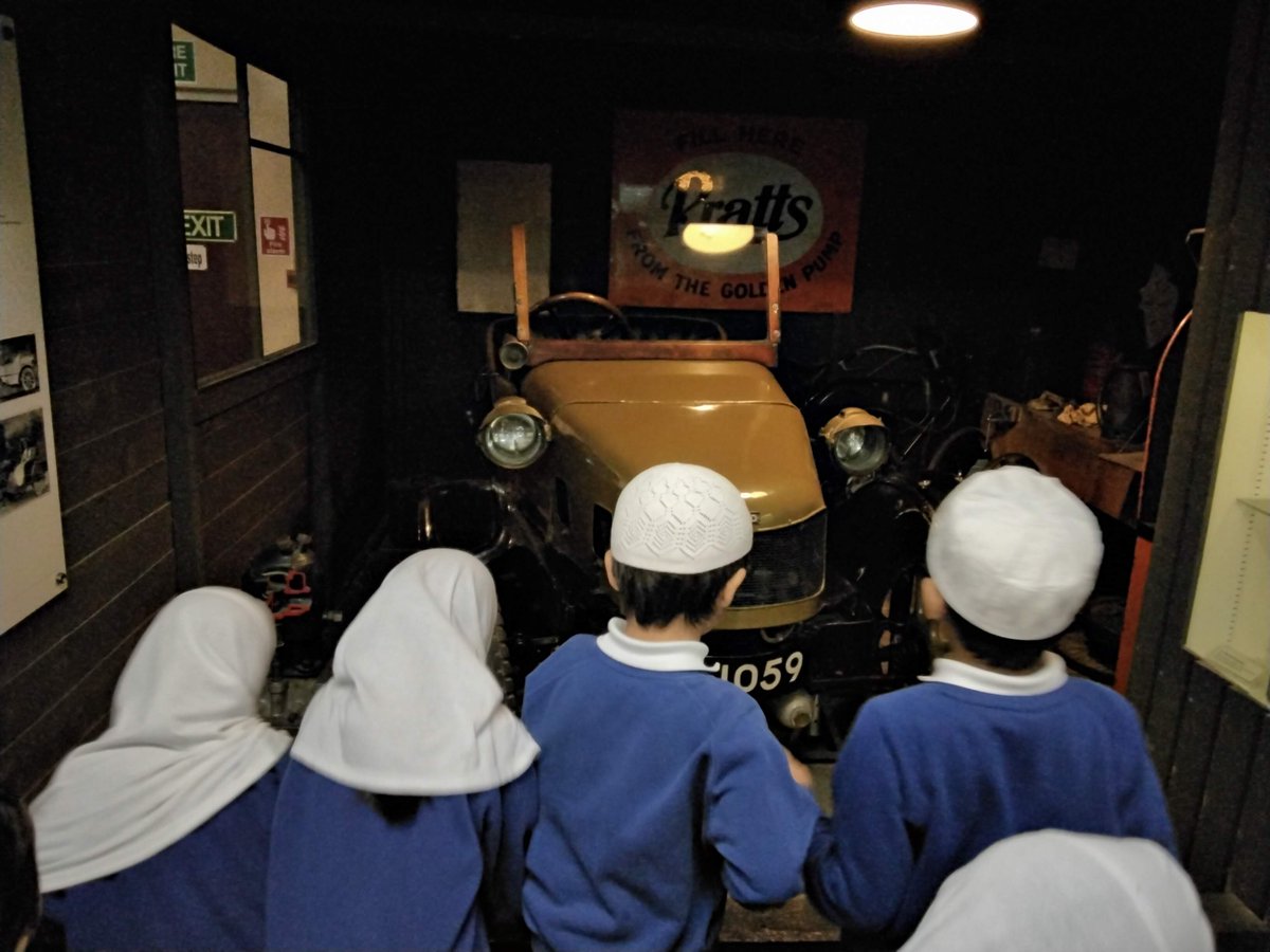 ParadisePrimary's tweet photo. Year 1 experienced a day in the life of a Victorian child @TolsonMuseum 
They used dip pens 🖋️to write, made #pegdolls, played with #victorian era wooden #toys, looked at #transport from the past and spent time in a Victorian #classroom with a strict teacher!! https://t.co/vkKX5crsoq