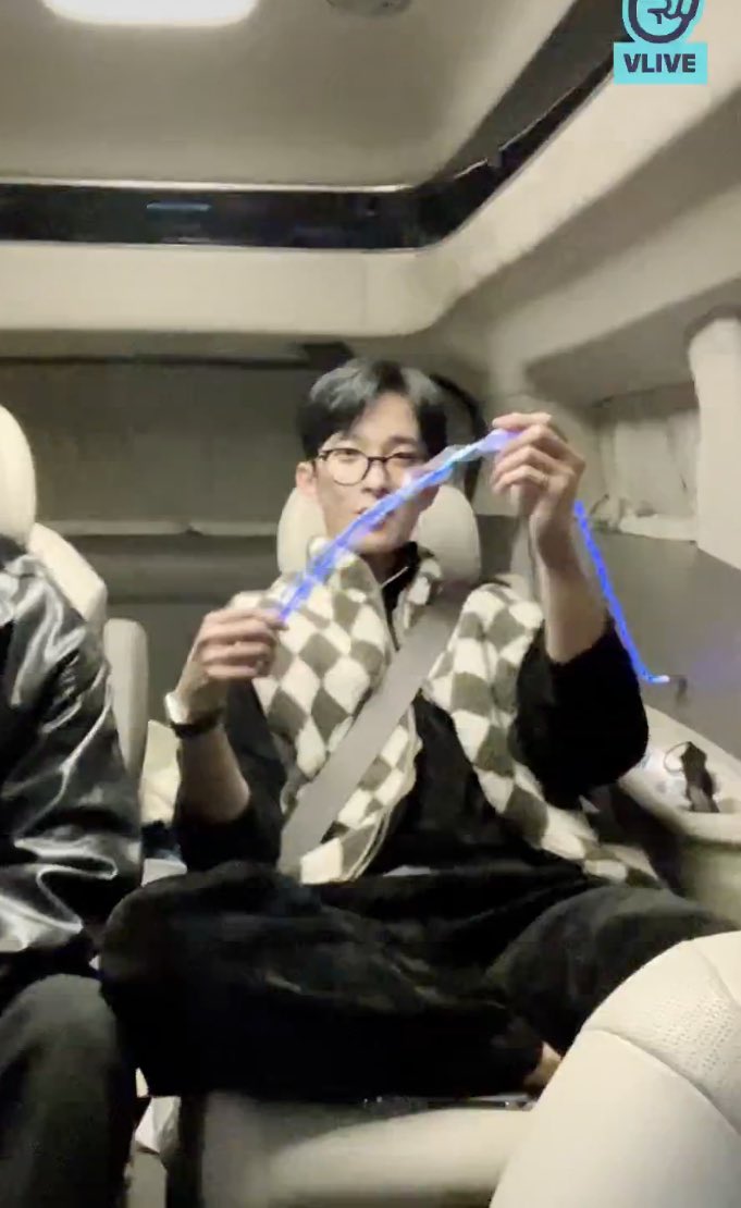 1uvmin9's tweet photo. 세븐틴 ㅈㄴ신기한충전기쓰네 https://t.co/jFZuMBhxGJ