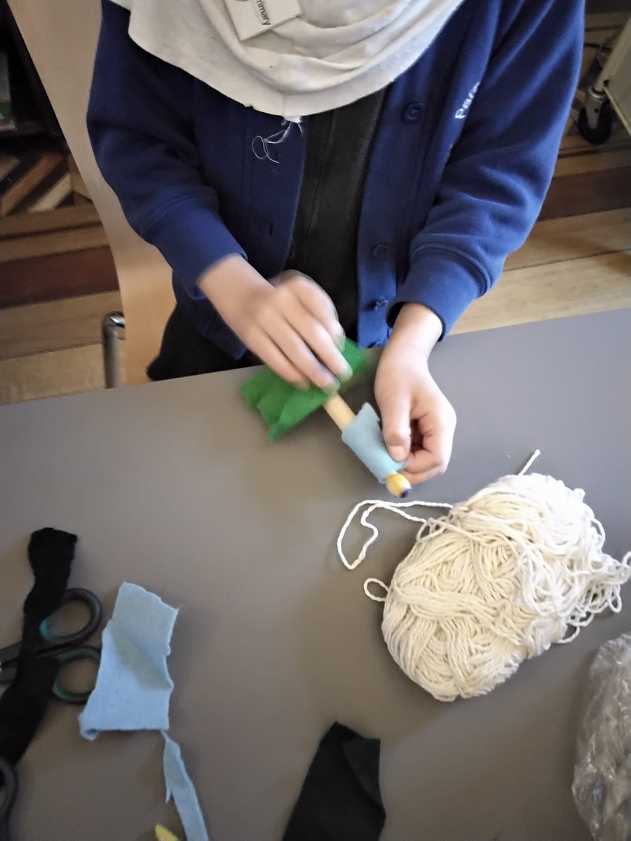 ParadisePrimary's tweet photo. Year 1 experienced a day in the life of a Victorian child @TolsonMuseum 
They used dip pens 🖋️to write, made #pegdolls, played with #victorian era wooden #toys, looked at #transport from the past and spent time in a Victorian #classroom with a strict teacher!! https://t.co/vkKX5crsoq