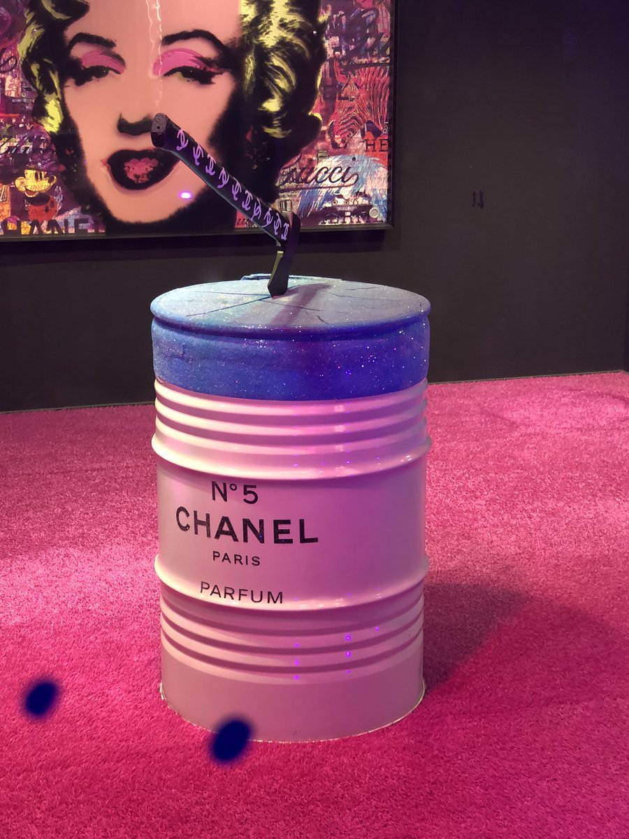 My favourite piece of art from Palma de Mallorca. How do you interpret this? #vegan #art #cosmetics