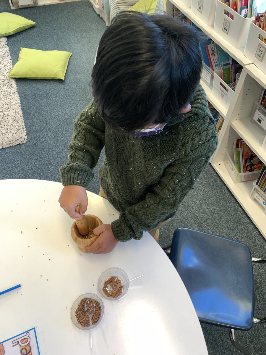 Sarah_Metz1's tweet image. #AISBis engaging. Holiday spice scent bags. Sensory fine motor activity. Using the pestle and mortar helps with wrist flexibility.  Kids loved our fine motor activities today. #finemotordevelopment