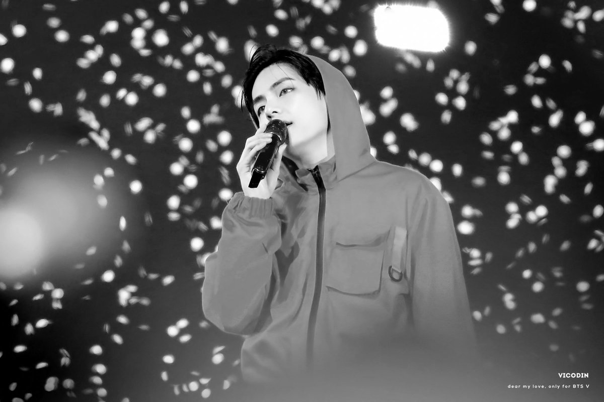 vicodin1230's tweet photo. 211201 PTD ON STAGE
태형아 정말 보고싶었어
@BTS_twt
 #방탄소년단 #태형 #김태형 #뷔 #V #btsv #태태 https://t.co/bg1CMEvYu9