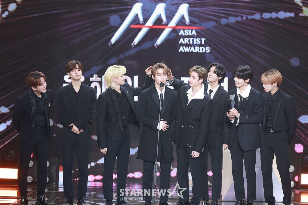 i_land_u2's tweet photo. I'M TOO EMOTIONAL THEY GOT A FREAKING DAESANG 😭😭😭

STRAY KIDS PERFORMANCE KINGS
#StrayKids1stDAESANG
#SKZ_1stDAAAESANG
#스키즈_올해의퍼포먼스상_축하해
@Stray_Kids https://t.co/Q1JoFlBbBr